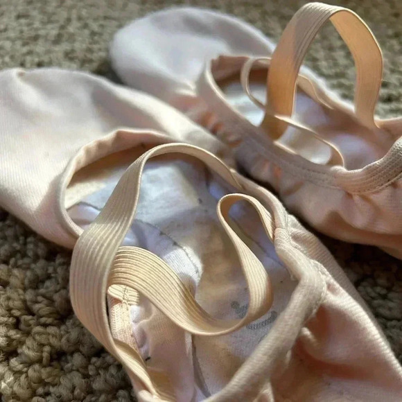 GUC Bloch ballet shoes size 6C. Run a bit small as they fit size 5 youth. Pink - Picture 5 of 5